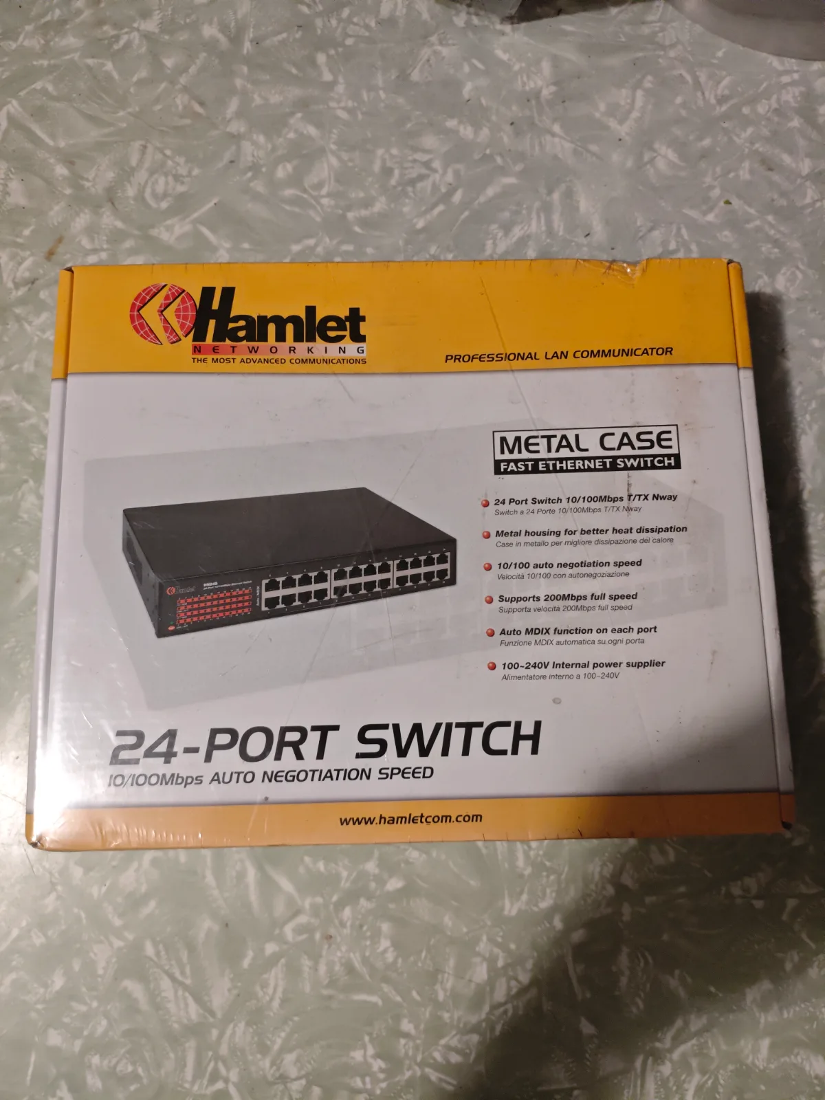 Hamlet 24-Port Fast Ethernet Switch 10/100Mbps
